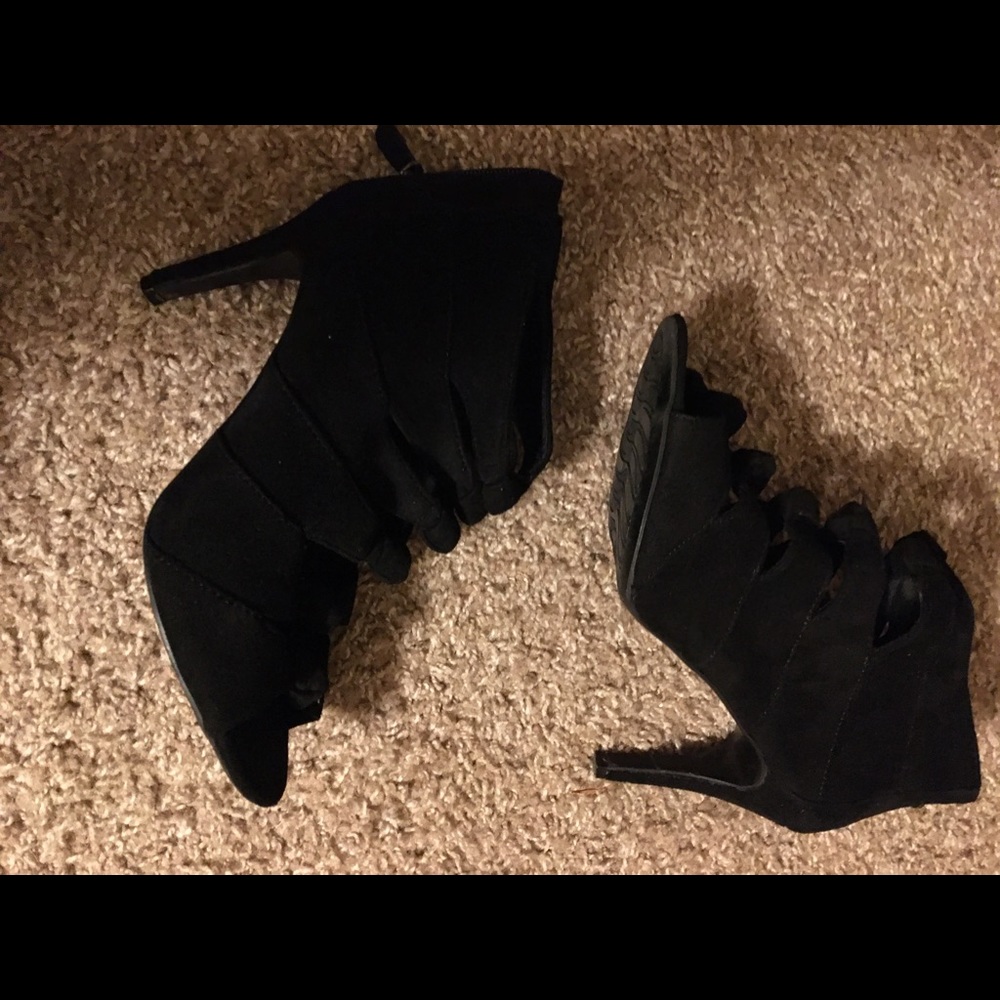 Black knotted stiletto